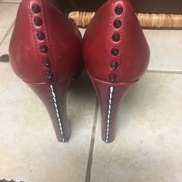 Red heel - Picture 3 of 4